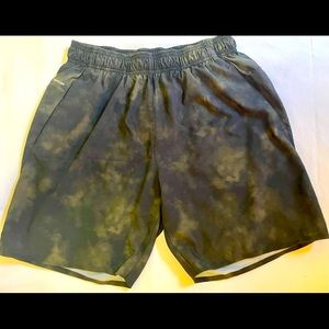 Mens athletic shorts with leg lining, camo colored